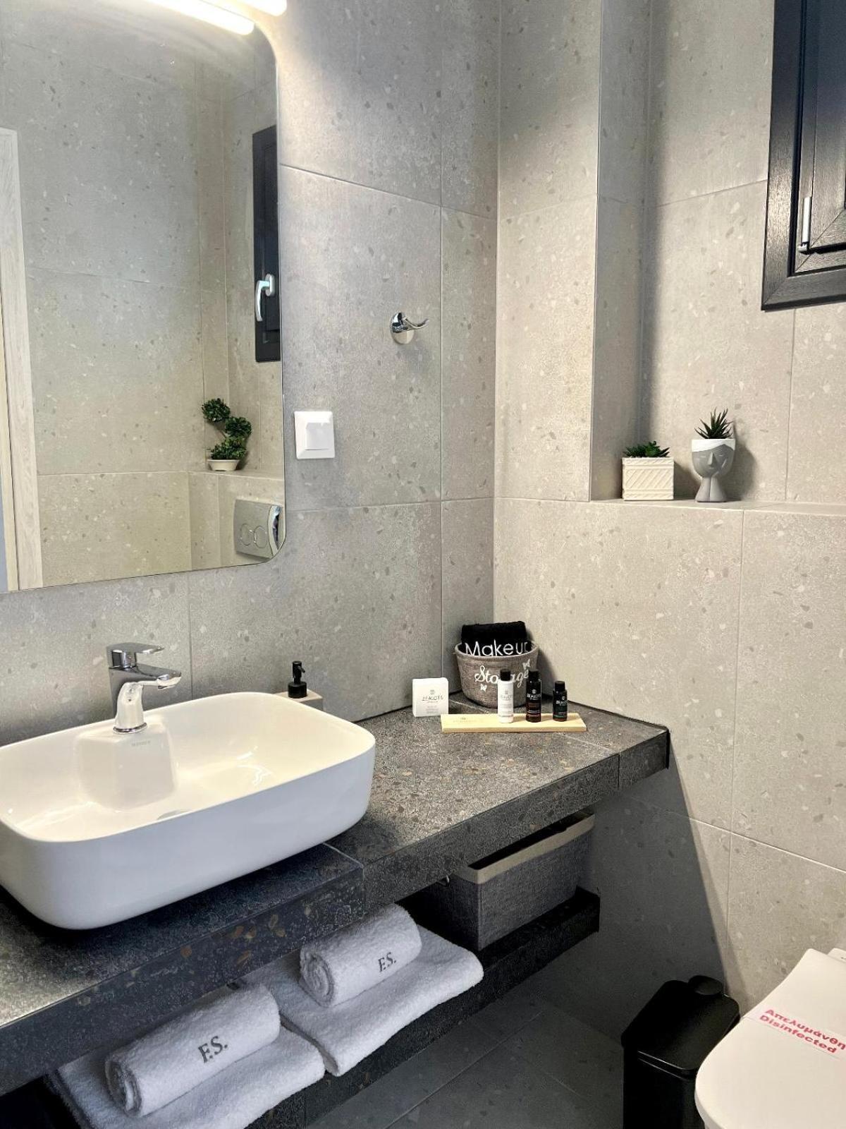 Four Shades Luxury Suites Sarti Dış mekan fotoğraf