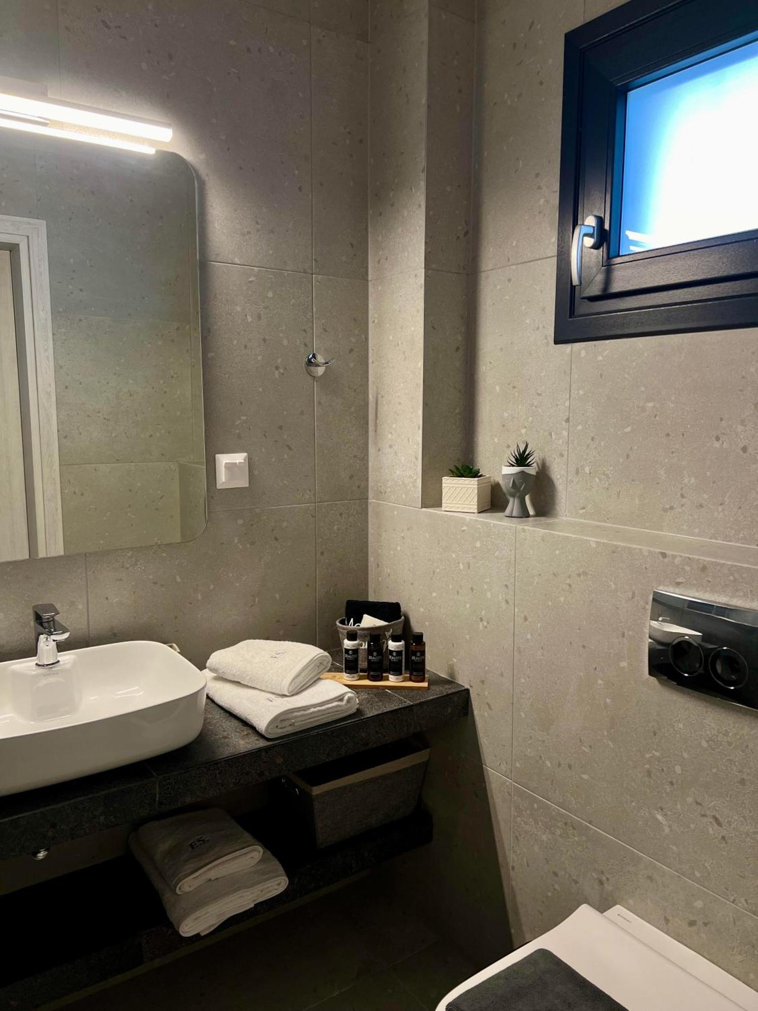 Four Shades Luxury Suites Sarti Dış mekan fotoğraf